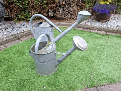 Twee zinken gieters