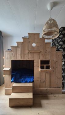 Steigerhouten huisjesbed