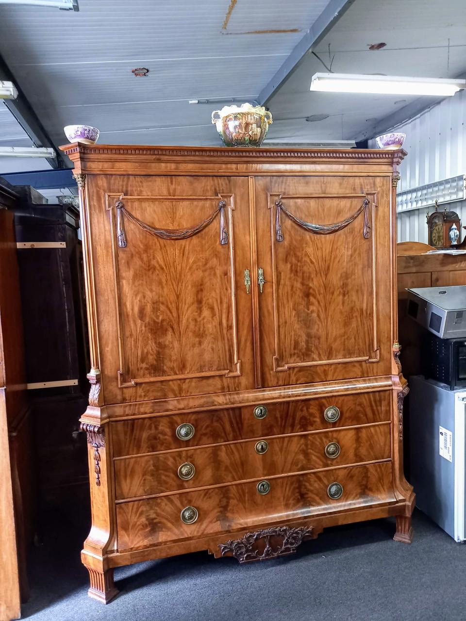 Wegens aanschaf nieuwe vloer ruimte nodig Zeeuws antiek kabinet ea