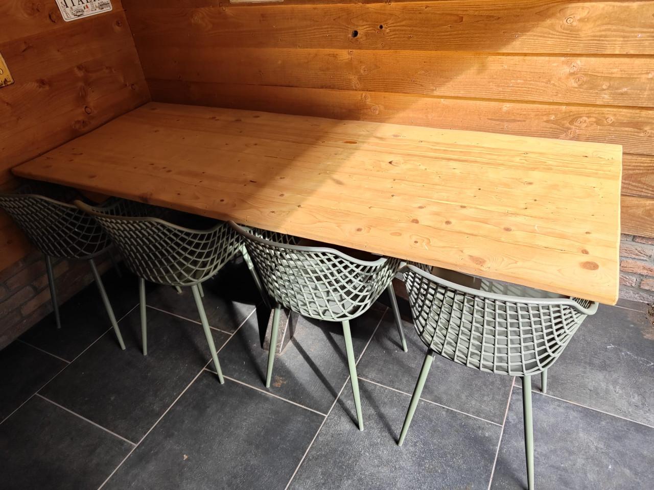 Mooie industriële tuintafel