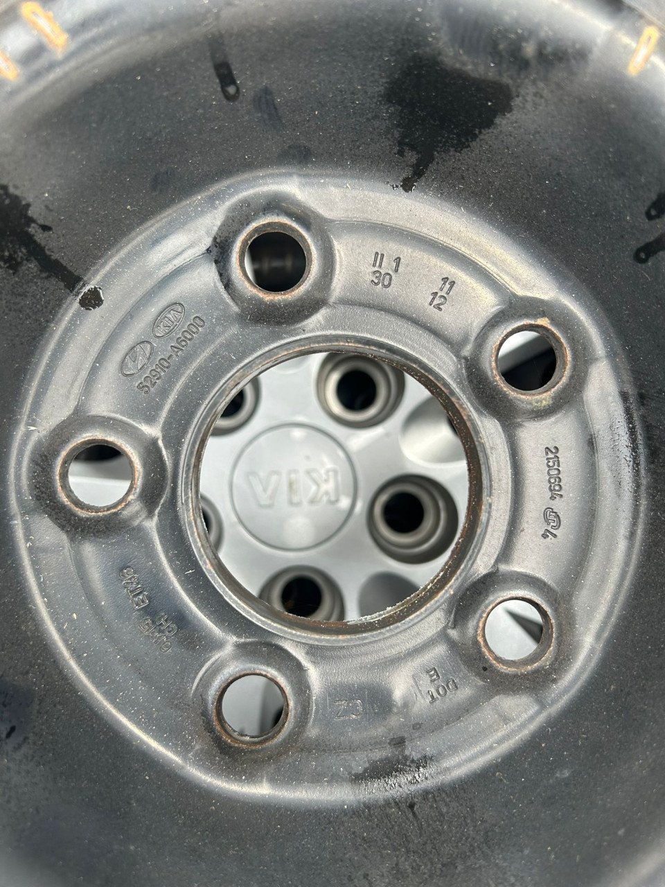 KIA STALEN VELGEN MET KIA WIELDOPPEN 15 INCH EN CONTINENTAL WIELDOPPEN