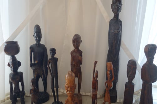 11 handgesneden houten afrikaanse beelden  grootste is 65 cm.