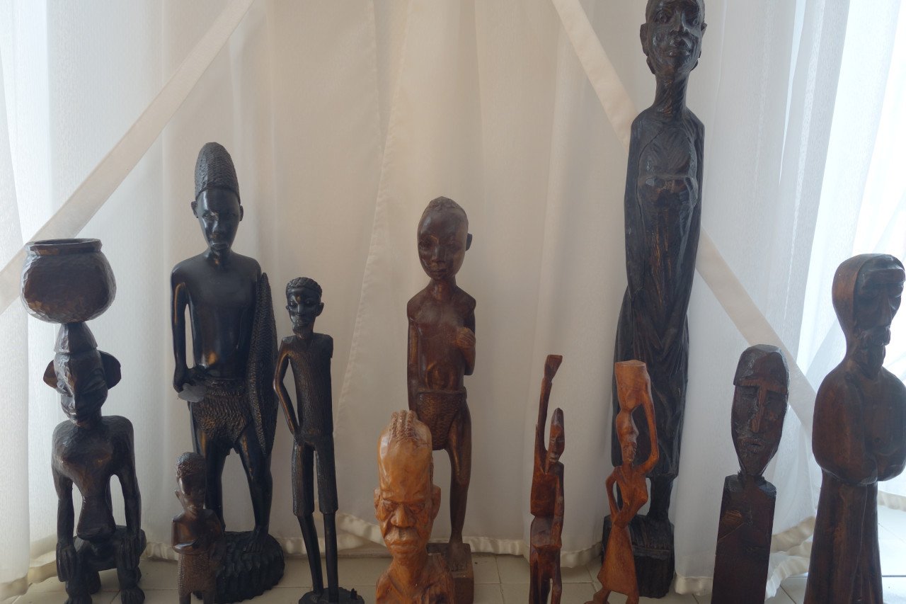 11 handgesneden houten afrikaanse beelden  grootste is 65 cm.