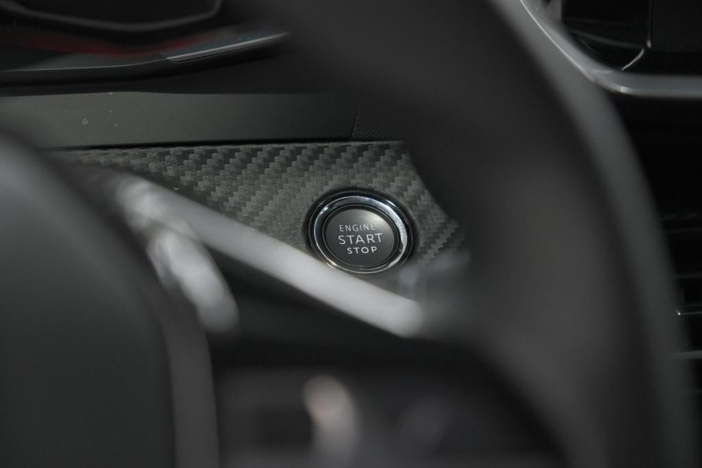 Peugeot 208 puretech 100 allure | camera | apple carplay | parkeersensoren 