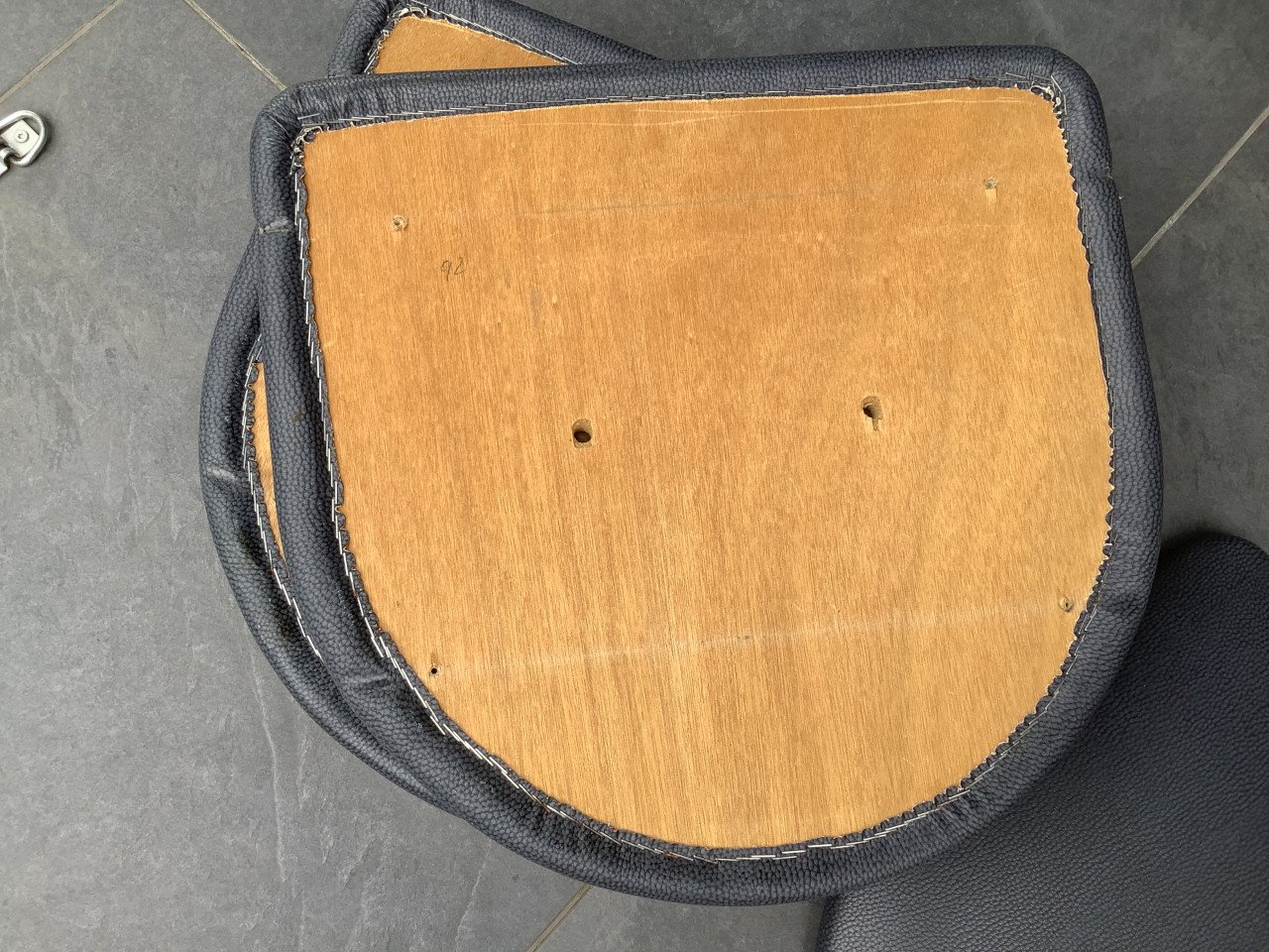 Stoelzitting, 4 stuks. Hout met kunstleer omkleed. Zgan.