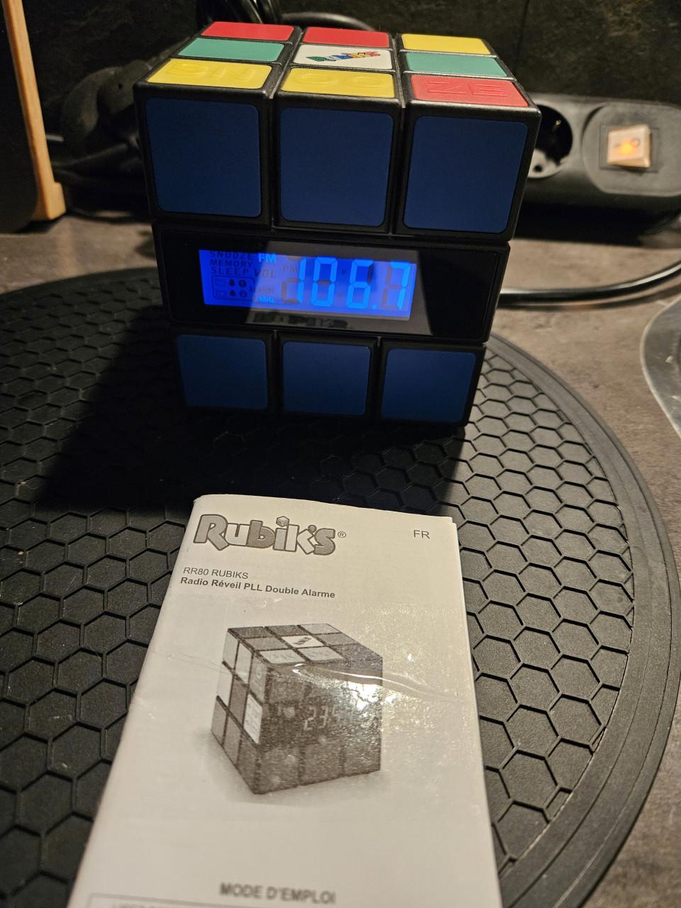 Werkende grote vrolijke vintage Bigben Rubik's cube wekkerradio