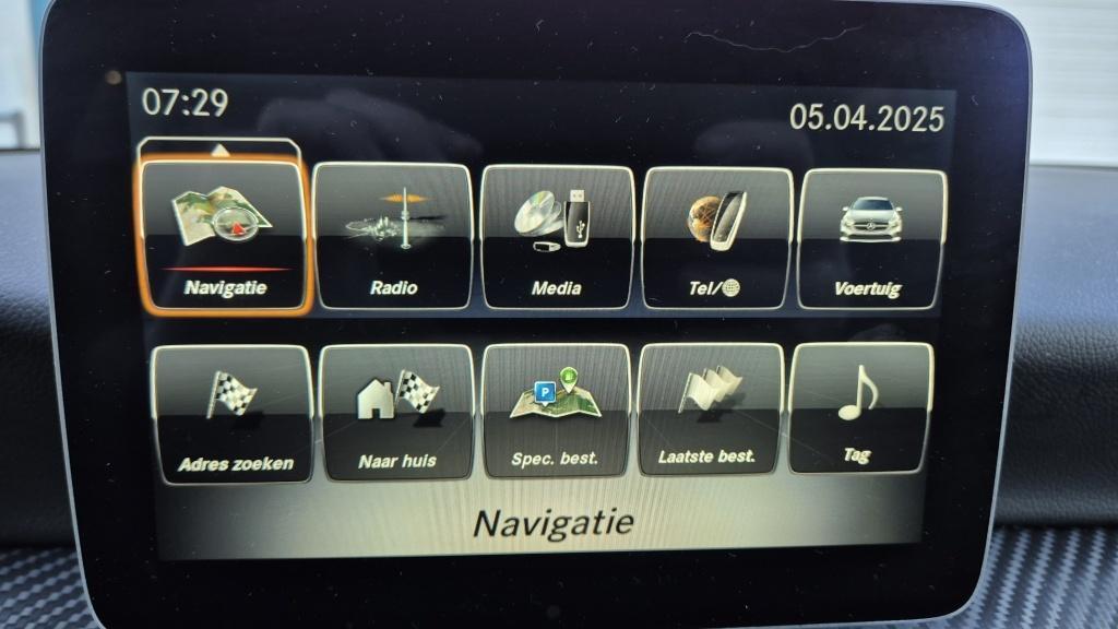 Mercedes-Benz A-Klasse 180 bus. sol. amg*led*navi*stoelvrw*18 inch*leder*zw