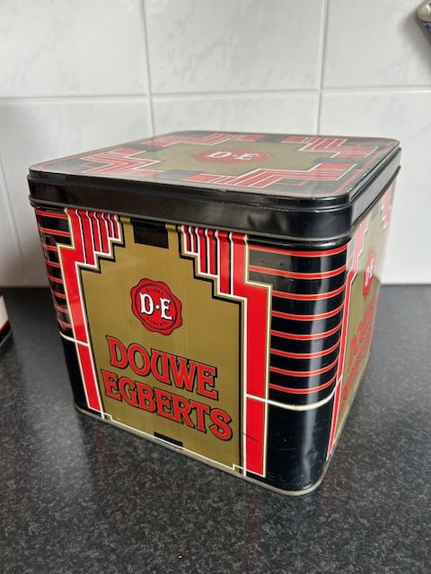 2 Douwe Egberts voorraadblikken.