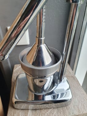 Leuke grote vintage handmatige citruspers van zwaar RVS....