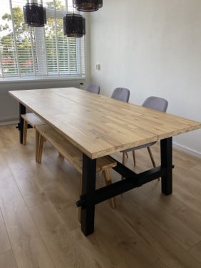 Mooie grote eettafel (incl. bankjes)