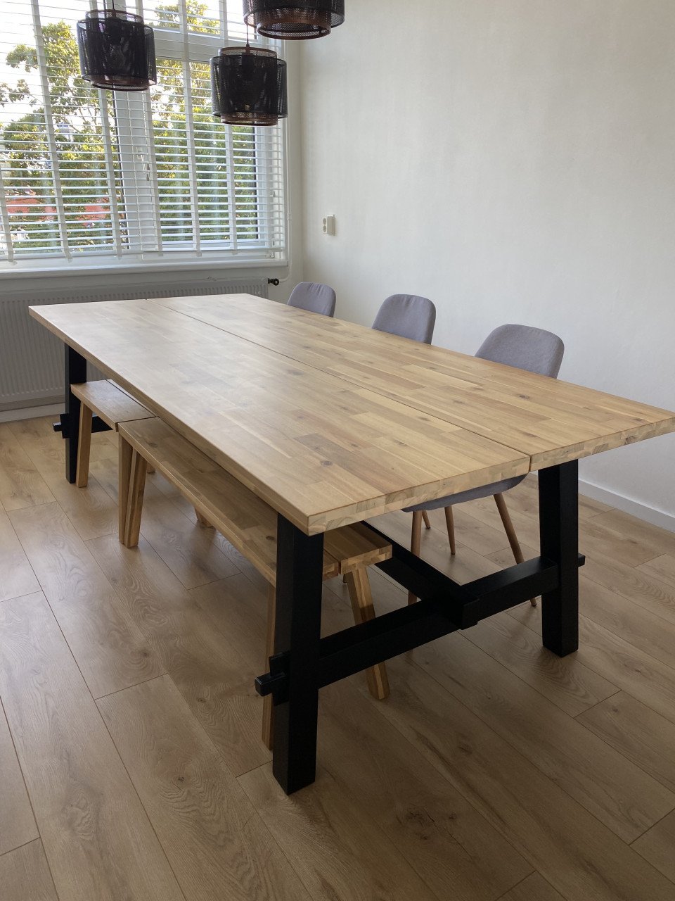 Mooie grote eettafel (incl. bankjes)