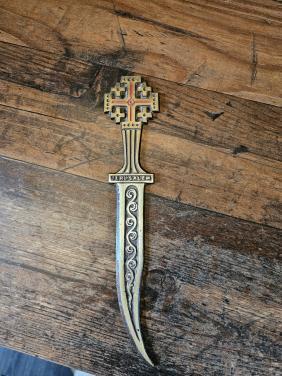 Decoratieve briefopener met Jeruzalemkruis