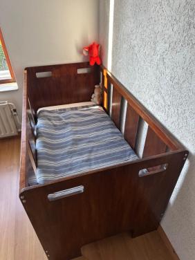 Ledikant met matras, dekbed en linnengoed