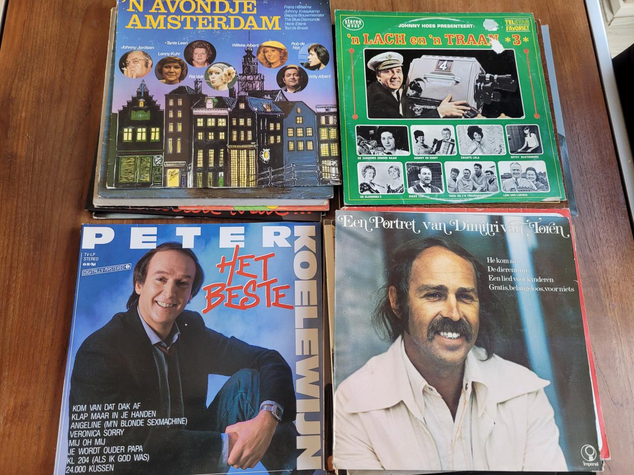 Stapel van 24 Nederlandstalige LP's