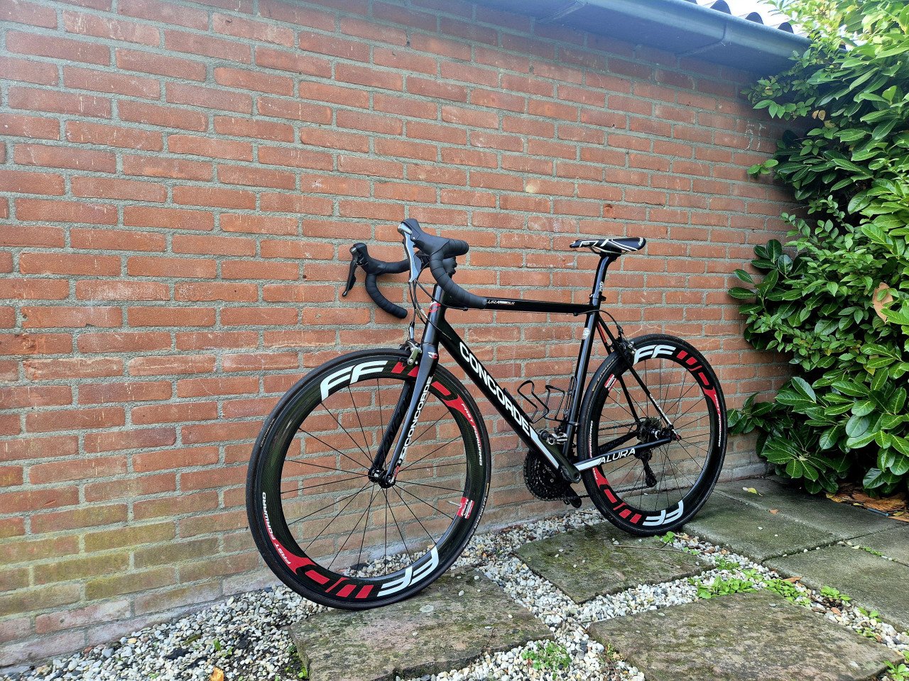 Concorde alura slr met handgespaakte carbon wielset