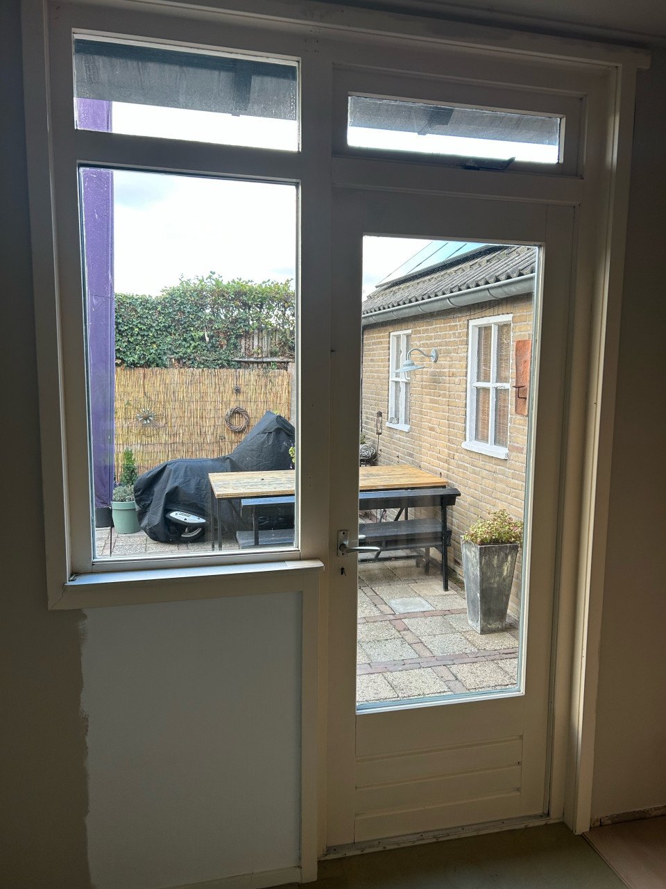 Twee hardhouten deuren met dubbelglas – kleur RAL 6009 dennegroen