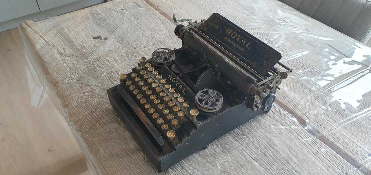 Een zeldzame Royal 1, flatbet typemachine, typewriter