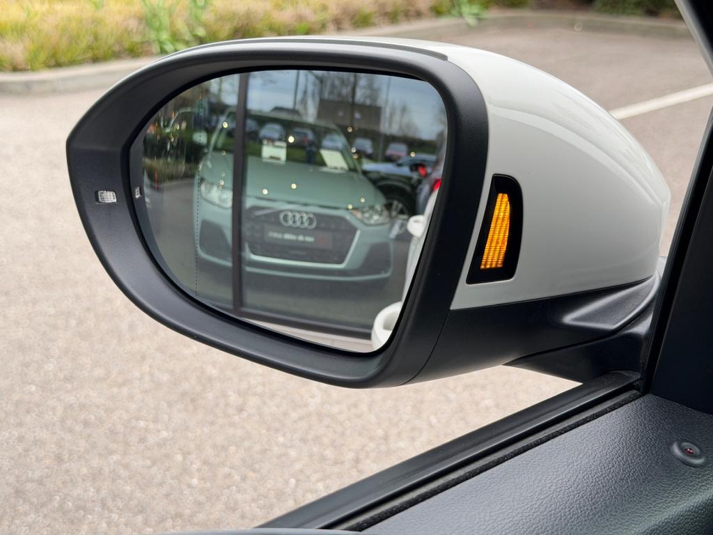 Volkswagen T-roc 1.5 tsi 150pk dsg r-line | trekhaak | camera | keyless | e