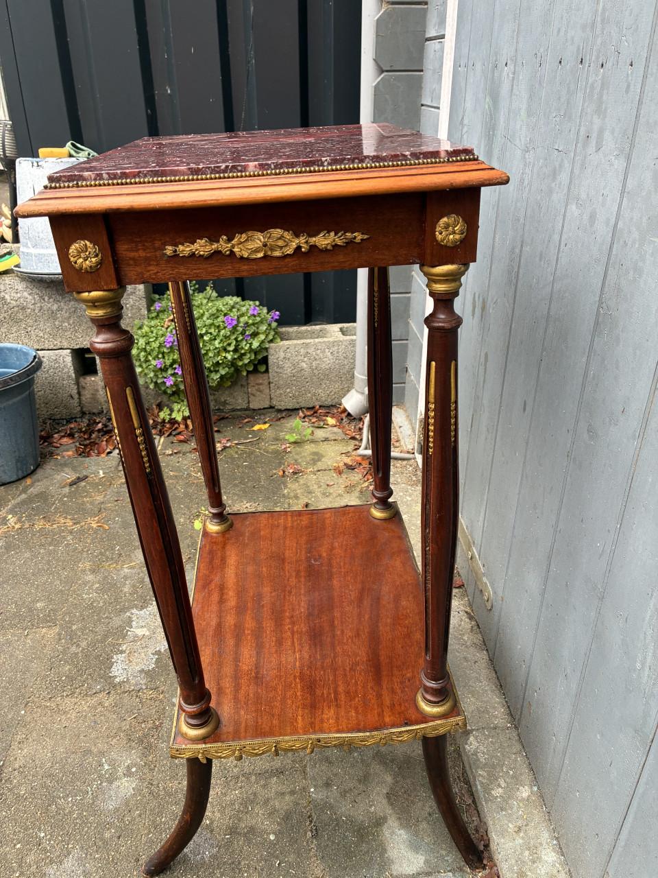 Antiek tafeltje