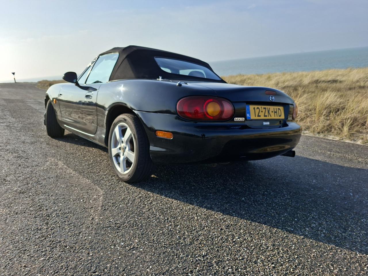 Zwarte Mazda MX-5 (2000) – Softtop en Hardtop – APK tot sept!