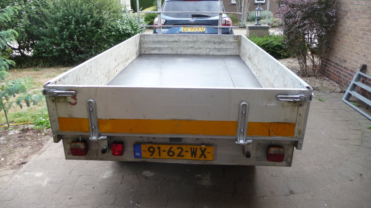 TE KOOP GEREMDE PLATEAUWAGEN merk EQUIPE met KENTEKEN