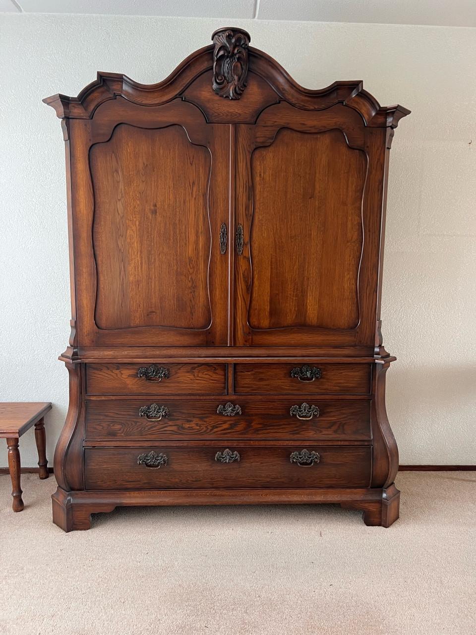 Antieke eikenhouten kast