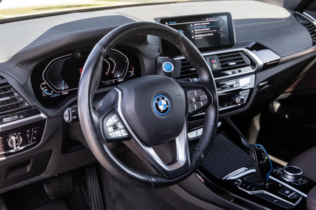 BMW Ix3 high executive 80 kwh panoramadak / carplay / bruin leer / navi