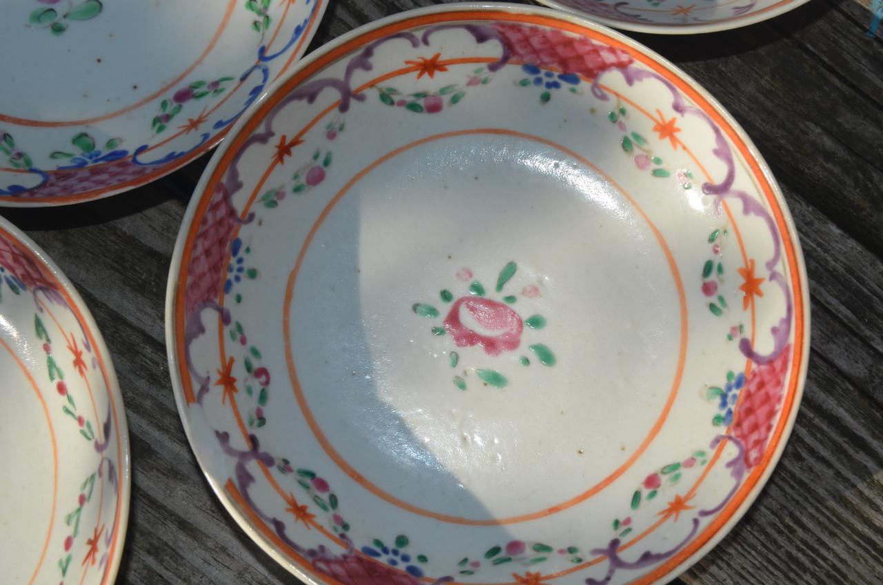 7 Lowestoft porseleinen bordjes 1757 - 1802