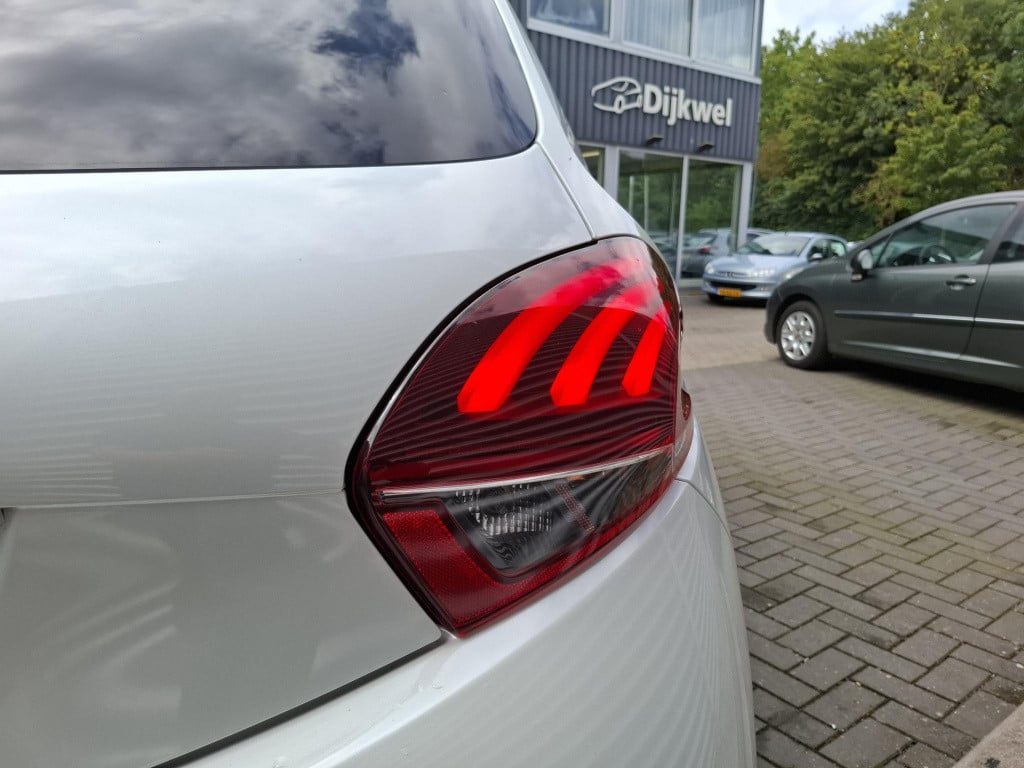 Peugeot 208 1.2 tech edition 110 eat6 automaat nav/clim/cam/lm