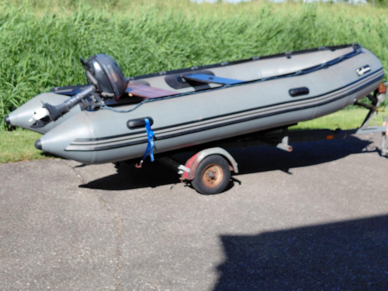 Rubberboot met trailer en buitenboordmotor.