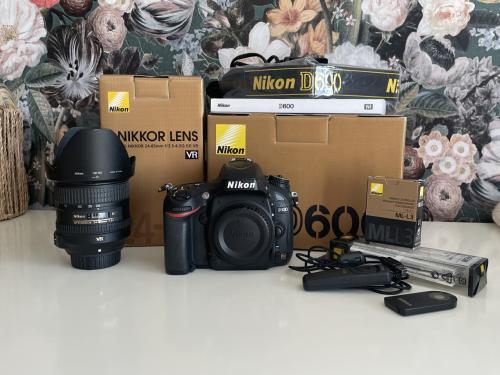 Nikon D600 Camera met lenzen, flitser etc.