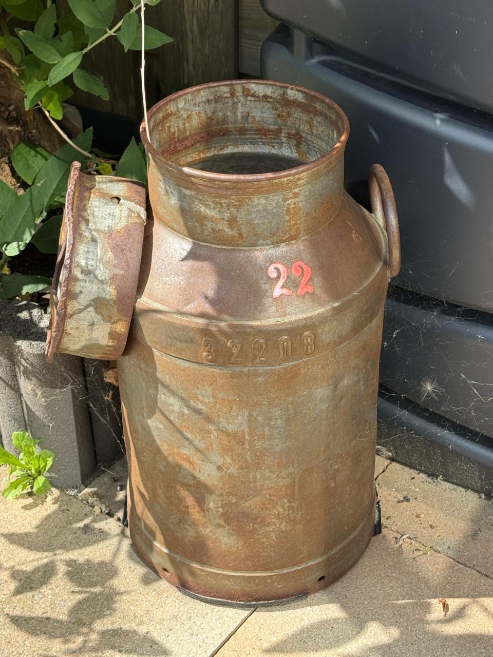 7 x vintage zink: 2 melkbussen, 1 melkkan? 2 maten teilen en 2 maten gieter