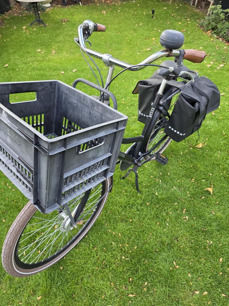 Boodschappenkar op twee wielen zoekt nieuwe eigenaar. Transportfiets. Fiets