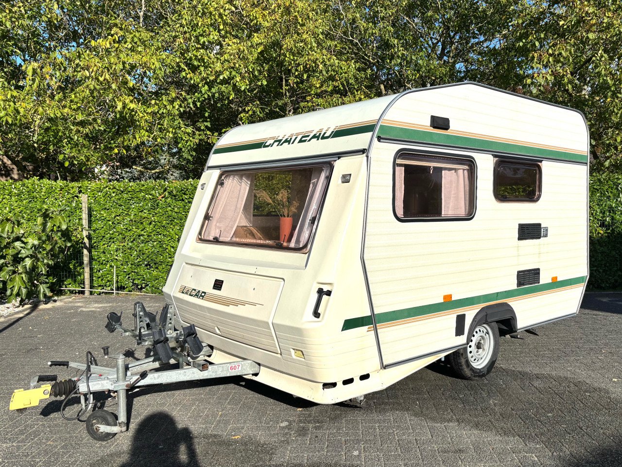 Zeer mooie kleine caravan Chateau LaCar 3.30 met voortent en fietsenrek