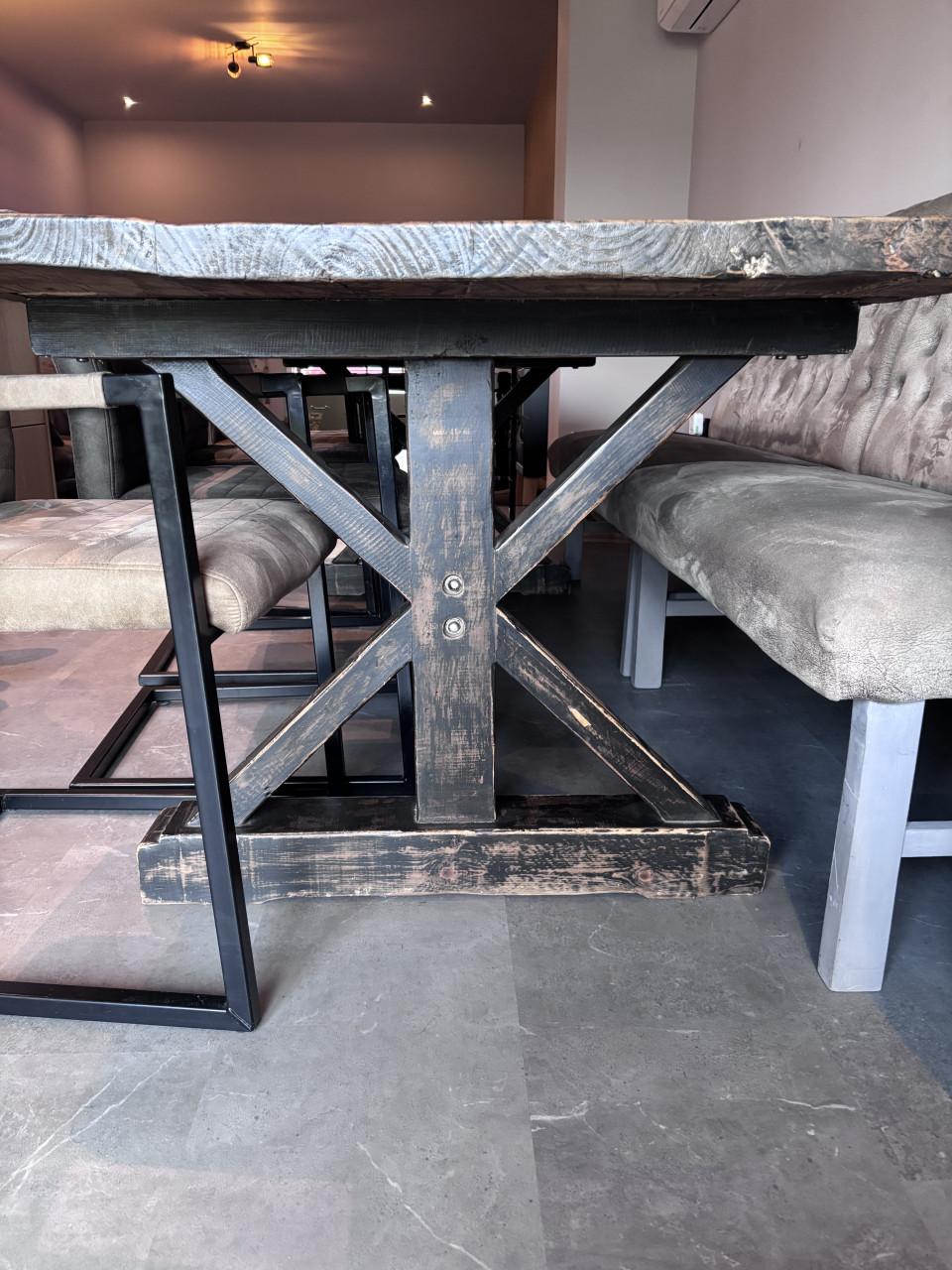 Robuuste landelijke eettafel