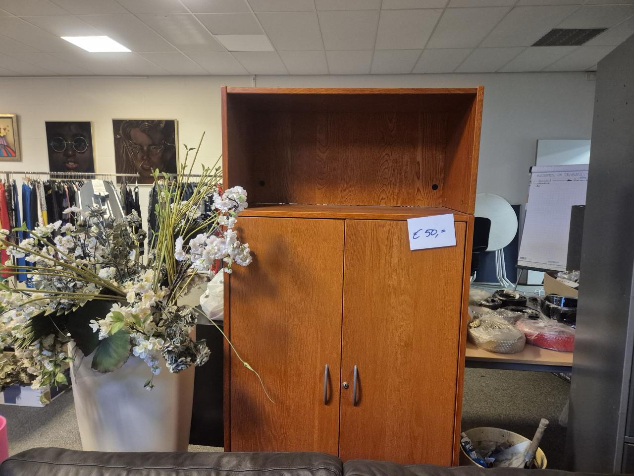 Grote vaas met kunstbloemen