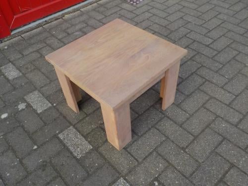 In vrijwel nieuw staat bijzettafeltje 50 x 50 cm geheel massief blank eiken