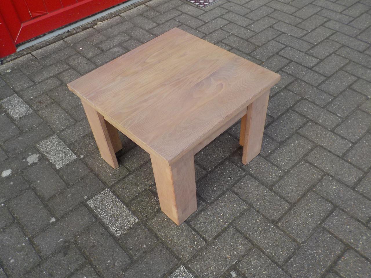 In vrijwel nieuw staat bijzettafeltje 50 x 50 cm geheel massief blank eiken