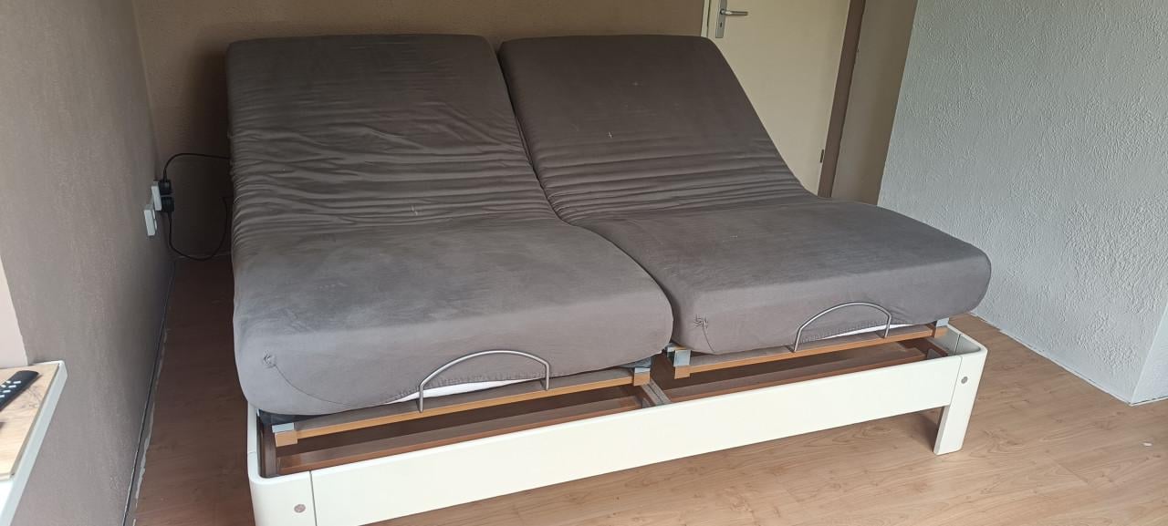 Auping bed 200x200 mtr electrisch incl 2 tafeltjes