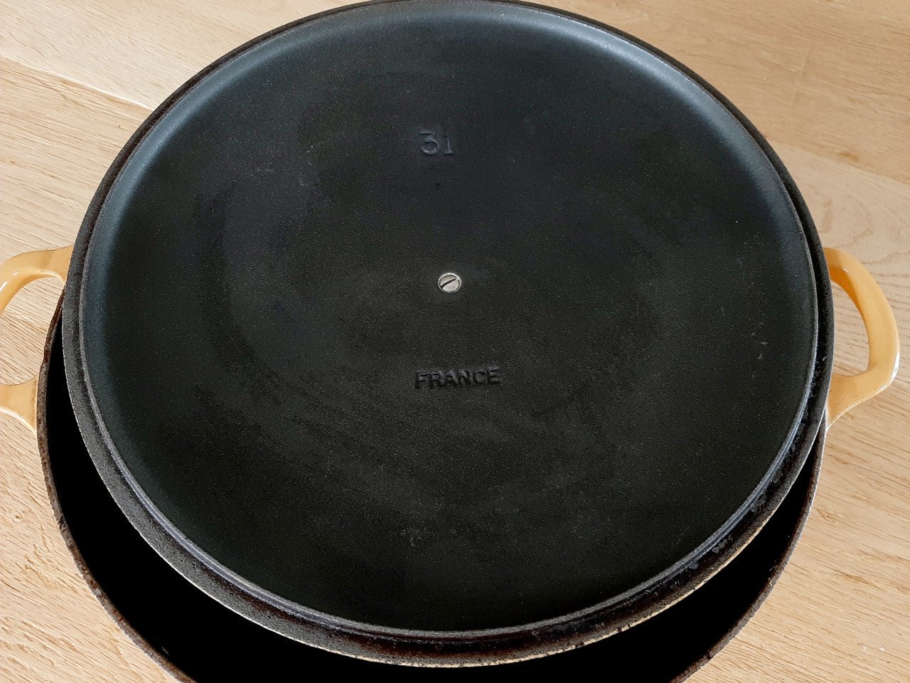 Geëmailleerde gietijzeren wokpan merk Le creuset