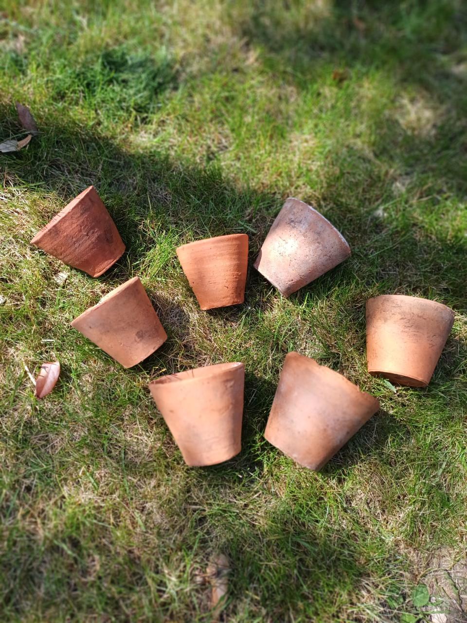 Oude terracotta potjes