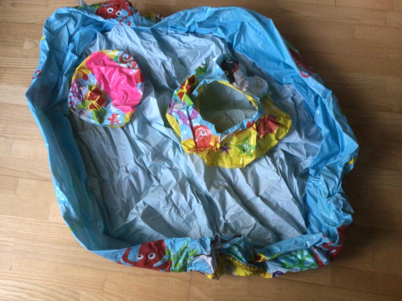 Kinderbadje met zwemband en bal