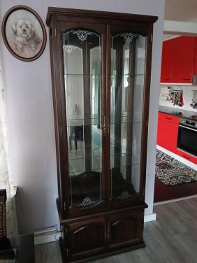 Vitrinekast. donker hout met glas en binnenverlichting
