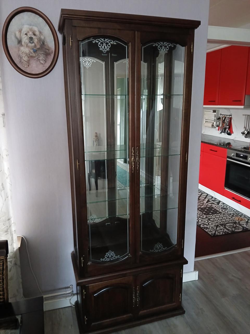 Vitrinekast. donker hout met glas en binnenverlichting