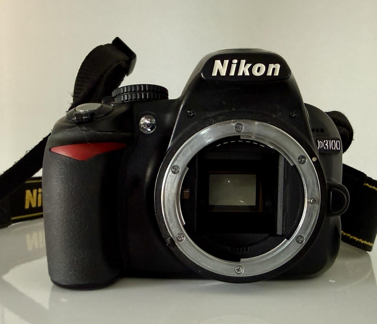 De Nikon D3100 body met Jupio batterijgrip