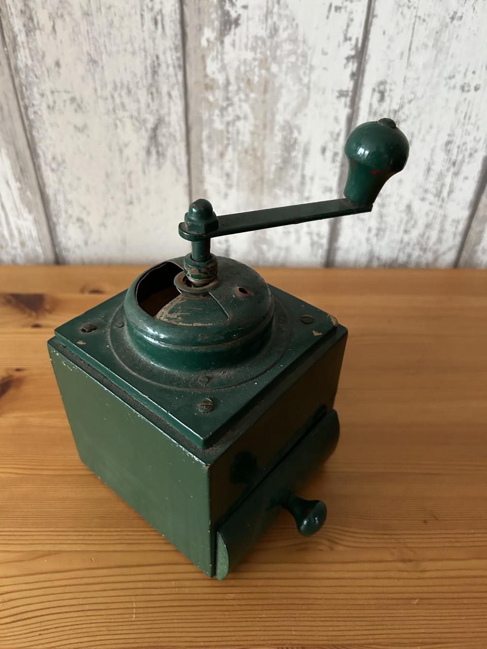 Oud houten koffiemolentje.