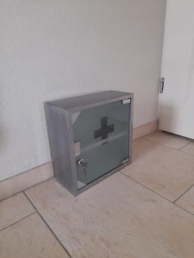 Medicijnkastje  30 x 30 x 12 cm (in goede staat )