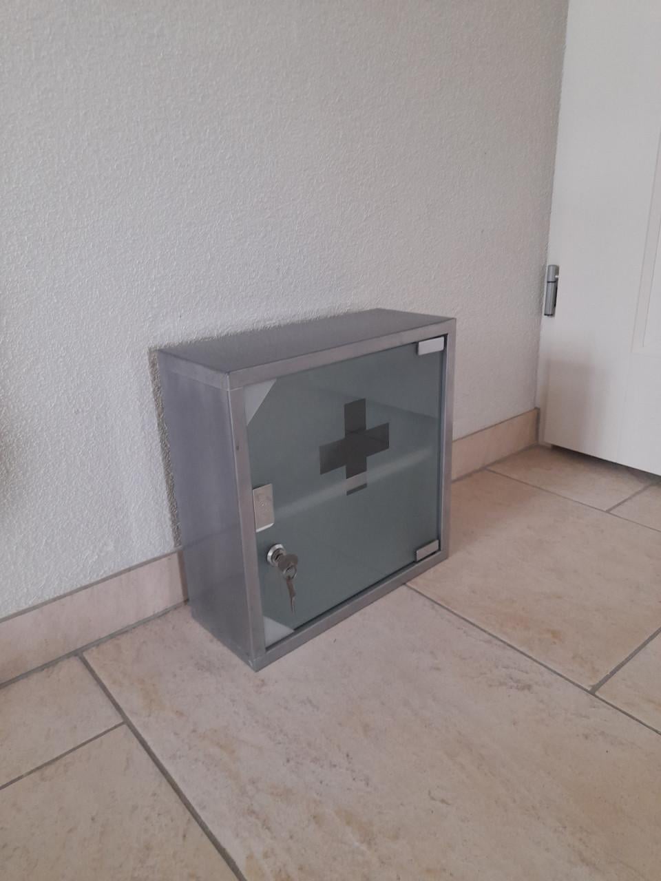 Medicijnkastje  30 x 30 x 12 cm (in goede staat )