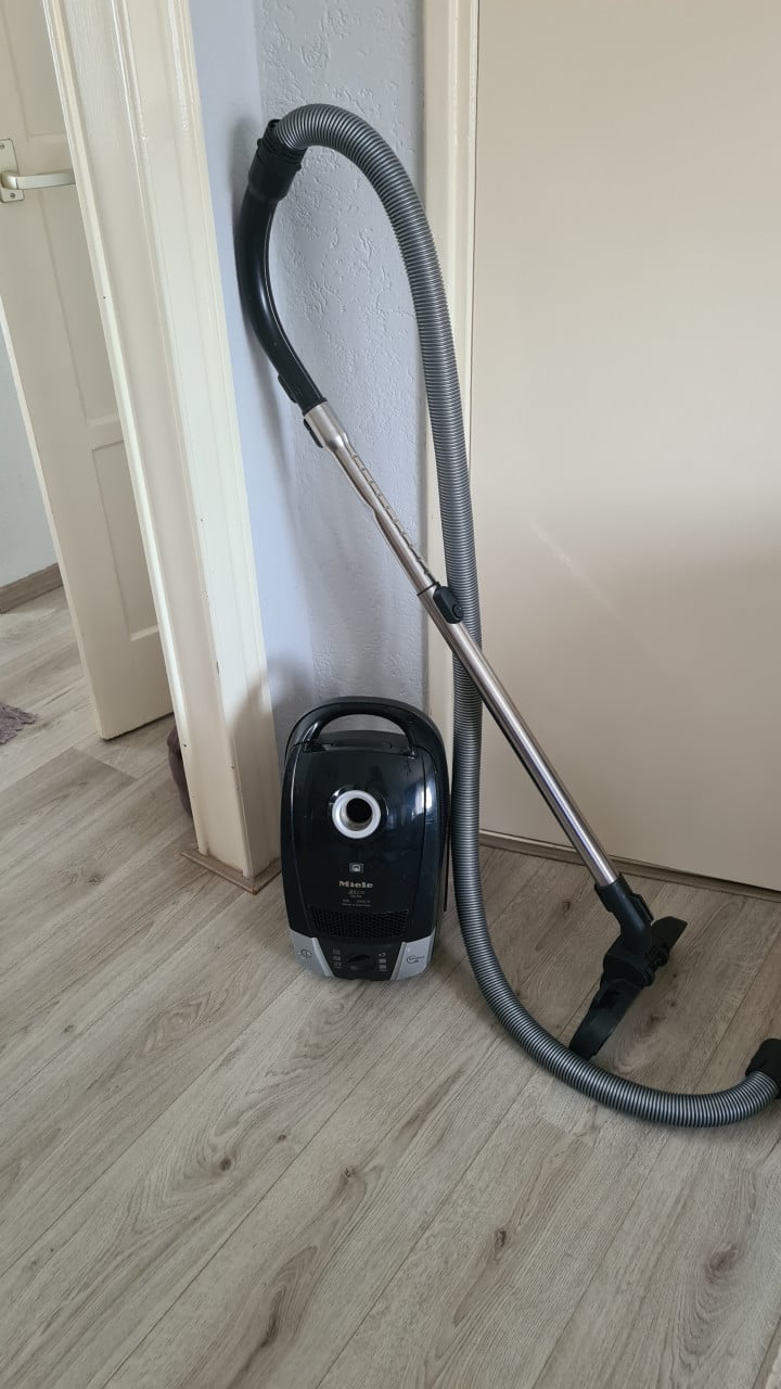 Stofzuiger merk MIELE met stofzak-220V-2000W-compleet