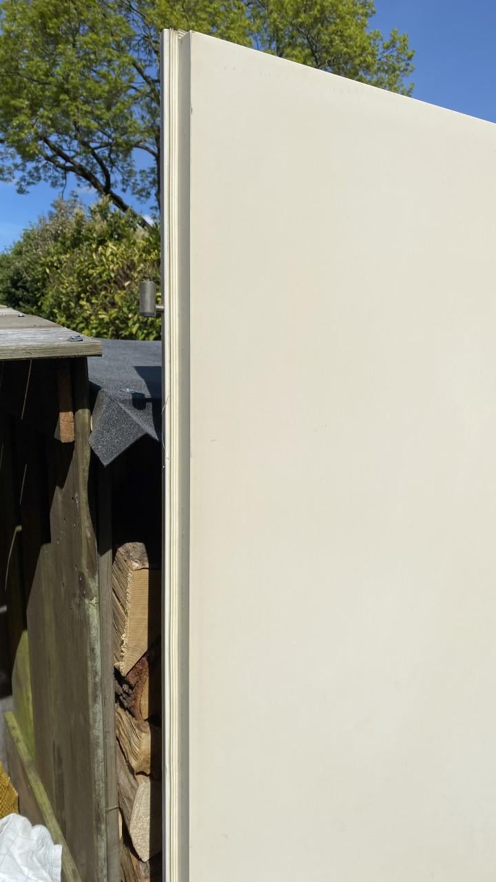 Binnendeur opdek. 201,5 x 83 cm. Inclusief deurbeslag en scharnieren.